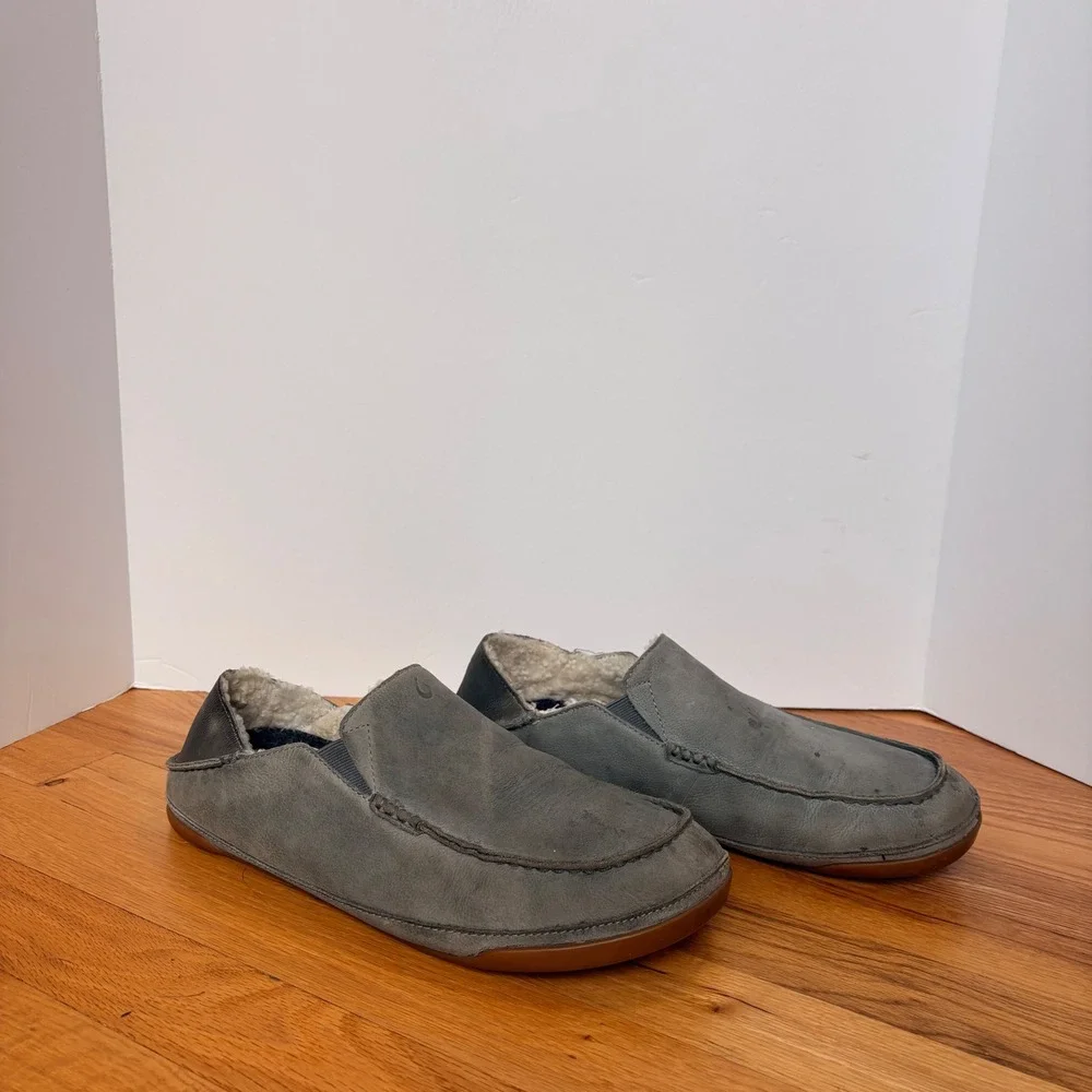 OluKai Kipuka Hulu Mens 12 Grey Leather Shearling Lined Slippers 10450-2626